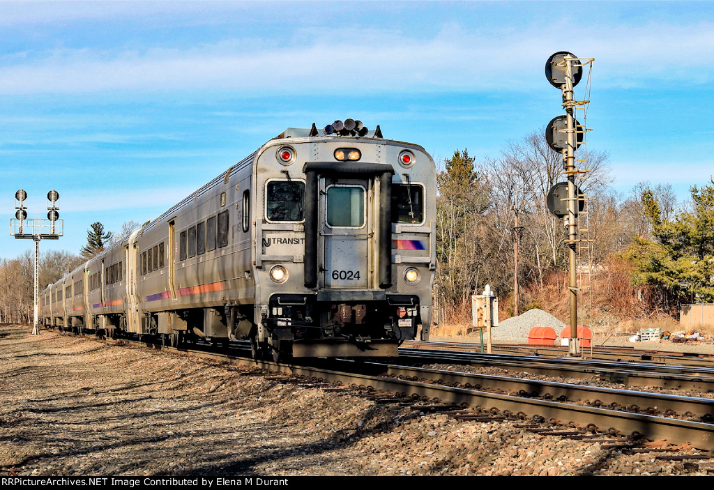 NJT 6024 on train 1118